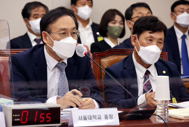 오세정 서울대 총장이 19일 국회 교육위원회에서 열린 서울대학교 등에 대한 국정감사에서 의원질의에 답변하고 있다. 연합뉴스