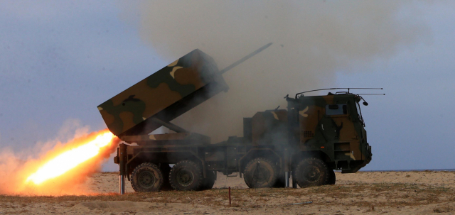 한국이 독자개발한 다연장로쳇(MLRS) 천무. 연합뉴스