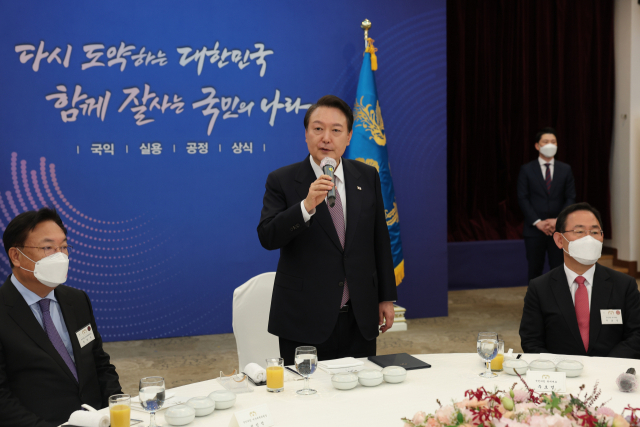 윤석열 대통령이 19일 서울 용산 국방컨벤션센터에서 열린 국민의힘 원외당협위원장 초청 오찬 간담회에서 발언하고 있다. 사진 제공=대통령실