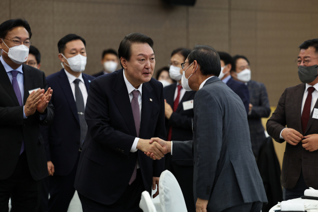 윤석열 대통령이 19일 서울 용산구 국방컨벤션센터에서 열린 국민의힘 원외당협위원장 초청 오찬 간담회에 입장하고 있다. 사진 제공=대통령실