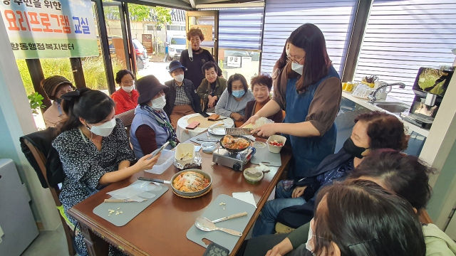 순천시 향동행정복지센터가 마을의 인적, 물적 자원을 활용해 주민들에게 문화체험의 기회를 제공하기 위해 기획한 ‘향동 주민 문화체험교육’이 호응을 얻고 있다. 사진제공=향동행정복지센터