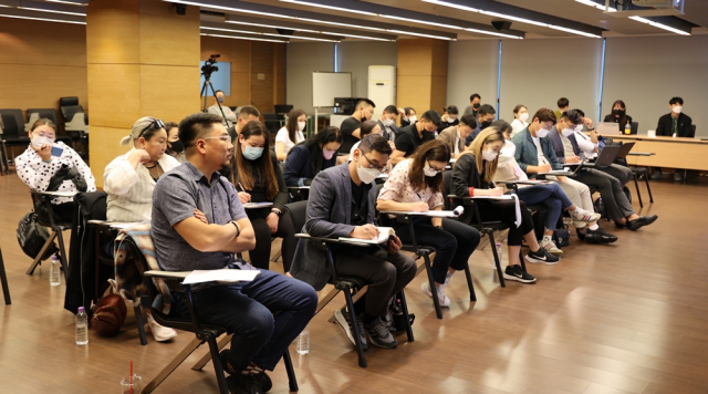 한국을 방문한 몽골 CU의 파트너사 ‘센트럴 익스프레스’의 직원들이 지난 18일 서울 강남구 삼성동의 BGF리테일 본사 대강당에서 편의점 사업과 관련한 한국 담당자들의 설명을 듣고 있다./사진 제공=BGF리테일