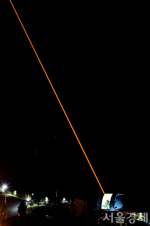 공군 전자광학위성감시체계가 레이저를 쏘아 우주물체를 식별하는 장면/사진제공=공군