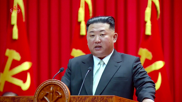 김정은 북한 국무위원장이 노동당 중앙간부학교를 방문해 기념 강의를 했다고 조선중앙TV가 18일 보도했다. 연합뉴스