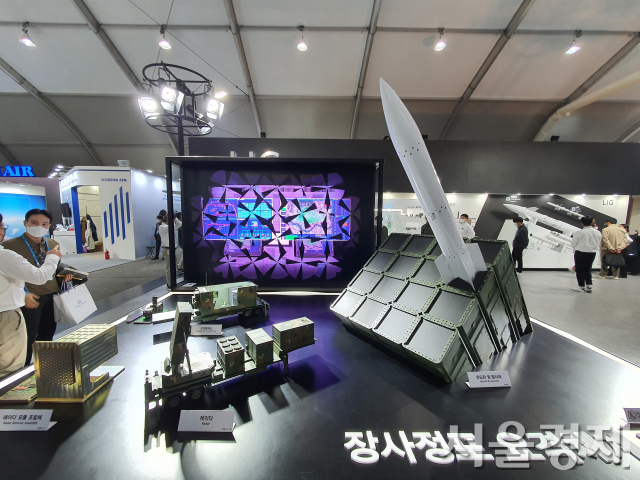 LIG넥스원이 '서울 ADEX2021'행사를 통해 공개했던 장사정포 방어체계(LAMD) 개발 모형. 전시했다. 맨 오른쪽에는 북한 방사포를 막을 요격탄과 발사대가 있다. 이와 더불어 지휘통제소, 다기능레이더 등이 나란히 전시돼 있다. /민병권기자