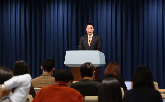 이재명 대통령실 부대변인이 20일 오후 서울 용산 대통령실 청사 브리핑룸에서 브리핑을 하고 있다./연합뉴스