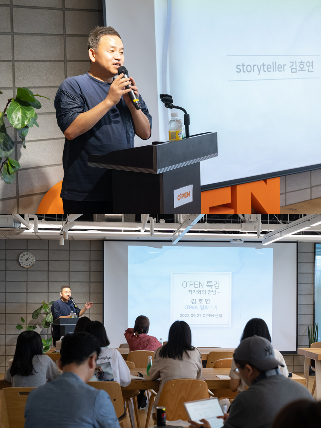 70만 부 베스트셀러 '불편한 편의점'을 쓴 오펜 1기 김호연 작가가 후배들을 위해 강의를 하고 있다. 사진 제공=CJ ENM