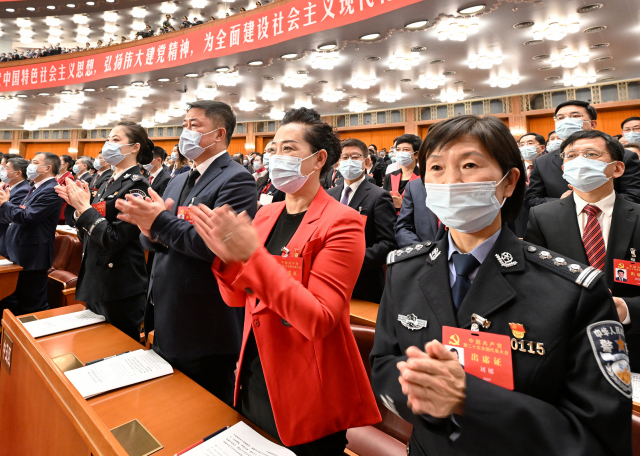 중국 공산당 제20차 전국대표대회에 참석한 대의원들이 16일 베이징 인민대회당에서 박수를 치고 있다. 신화연합.