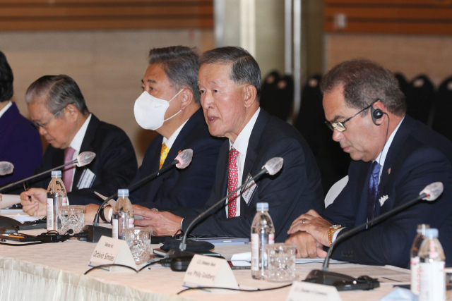 허창수 전경련 회장이 20일 전경련회관에서 열린 '제34차 한미재계회의 총회'에서 인사말을 하고 있다. 왼쪽부터 권태신 전경련 부회장, 박진 외교부 장관, 허 회장, 옥타비오 시모에스 한미재계회의 미국측 위원장. 사진 제공=전경련