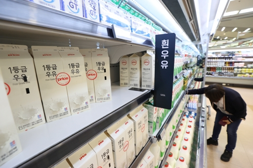 대형마트에 진열된 PB 우유. /연합뉴스