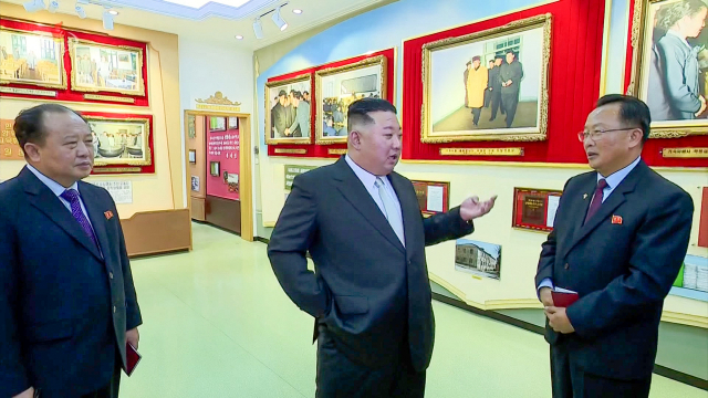 북한 김정은 국무위원장이 노동당 중앙간부학교를 방문해 기념강의를 했다고 조선중앙TV가 18일 보도했다. 연합뉴스
