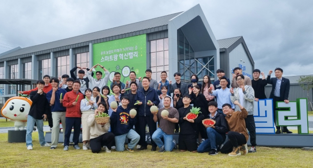 윤석열 대통령이 지난 5일 경북 상주시 ‘스마트팜 혁신밸리’를 찾아 농업 지원책을 소개한 뒤 청년 농업인들과 파이팅을 외치고 있다. 사진 제공=경북도