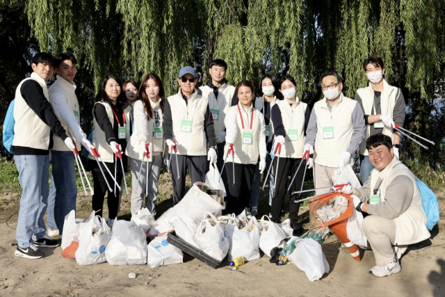 삼양홀딩스가 지난 20일 개최한 ECO-100 플로깅 이벤트에서 김윤(왼쪽 여섯번째) 삼양홀딩스 회장이 서울 한강 시민공원 일대에서 플로깅 활동을 펼치고 있다 사진제공=삼양