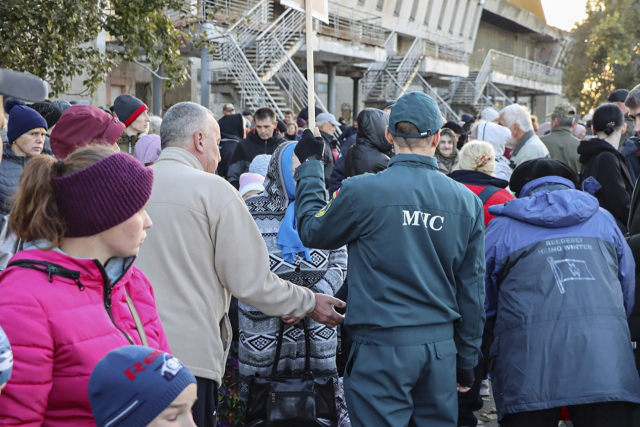 러시아군 점령지인 우크라이나 남부 헤르손시 주민들이 19일(현지시간) 배를 타고 드네프르강 좌안으로 건너가기 위해 모여들고 있다. 연합뉴스