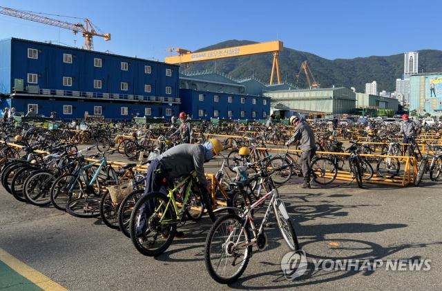 대우조선해양 직원들이 경남 거제시 옥포조선소로 출근한 뒤 자전거를 거치하고 있다. 거제=연합뉴스