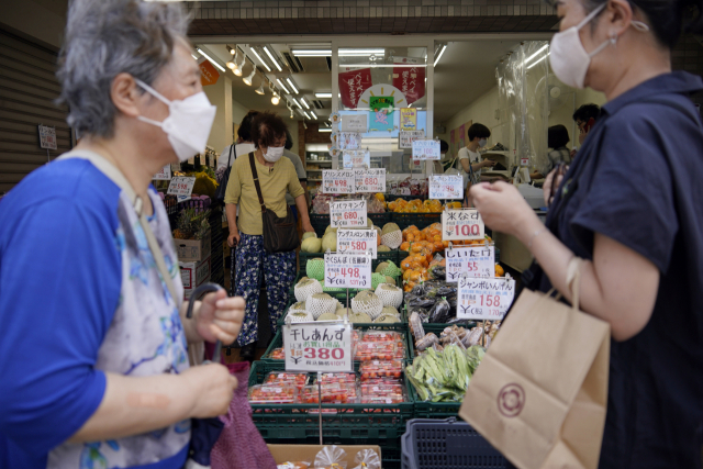최근 일본 도쿄 스가모구의 쇼핑가에서 행인들이 식품점 앞을 지나가고 있다. EPA연합뉴스