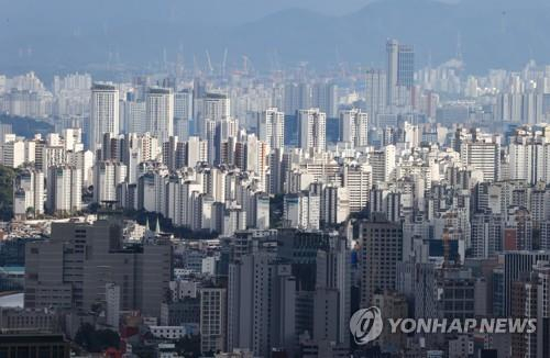 서울 인왕산에서 바라본 서울 시내 아파트 모습./연합뉴스