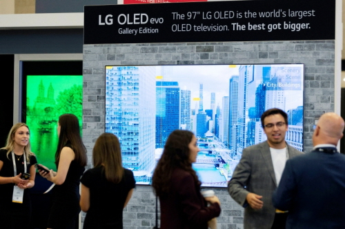 해외 소비자들이 LG전자 제품을 둘러보고 있다. 삼성과 LG전자는 가전 경기가 둔화하자 서둘러 미국 블랙프라이데이 할인 행사에 돌입했다. 사진 제공=LG전자