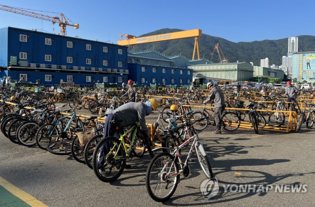 대우조선해양 직원들이 경남 거제시 대우조선해양 옥포조선소로 출근하고 있다. 거제=연합뉴스