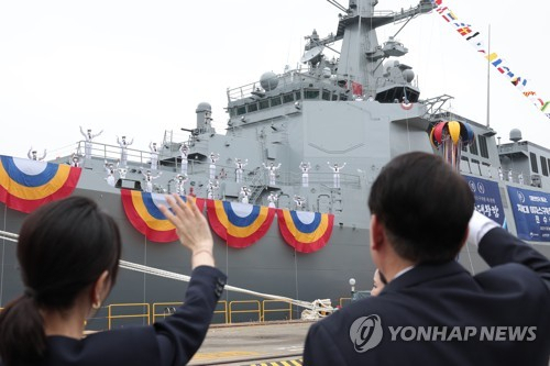 윤석열 대통령과 김건희 여사가 28일 오전 울산시 현대중공업에서 열린 차세대 이지스 구축함 정조대왕함 진수식이 끝난 뒤 승조원들과 인사하고 있다./연합뉴스