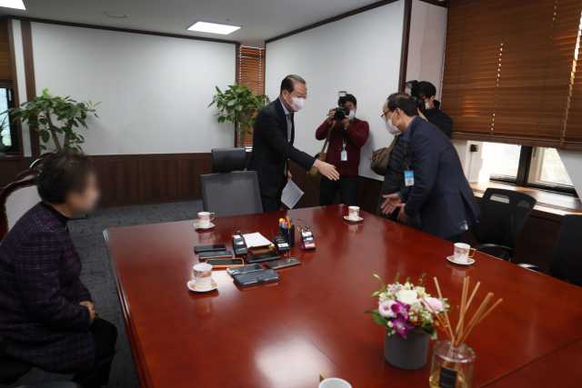 권영세 통일부 장관이 21일 정부서울청사에서 북한 억류자 가족을 면담하고 있다./연합뉴스