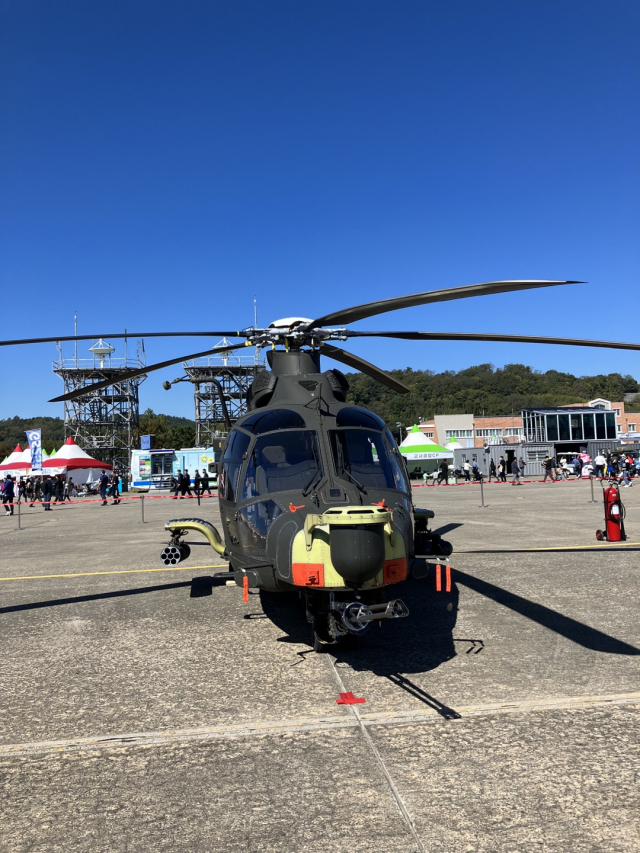 이번 사천에어쇼에서 첫 기동 시범 비행을 한 소형 무장 헬기 LAH.
