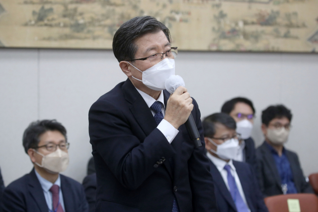 임홍재 국민대학교 총장이 21일 서울 여의도 국회 교육위원회에서 열린 국정감사 교육부 등에 대한 종합감사에서 의원 질의에 답변하고 있다. 연합뉴스