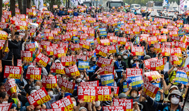 1일 오후 서울 중구 태평로에서 '촛불승리 전환행동'이 주최한 집회에서 참가자들이 윤석열 정부 비판 손팻말을 들고 구호를 외치고 있다./연합뉴스