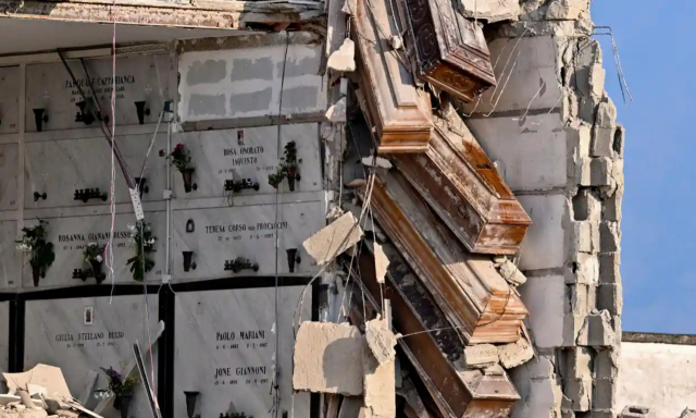 이탈리아 나폴리의 한 묘지에서 건물이 붕괴돼 12여 개의 관이 공중에 매달리는 사고가 일어났다. 가디언 캡처