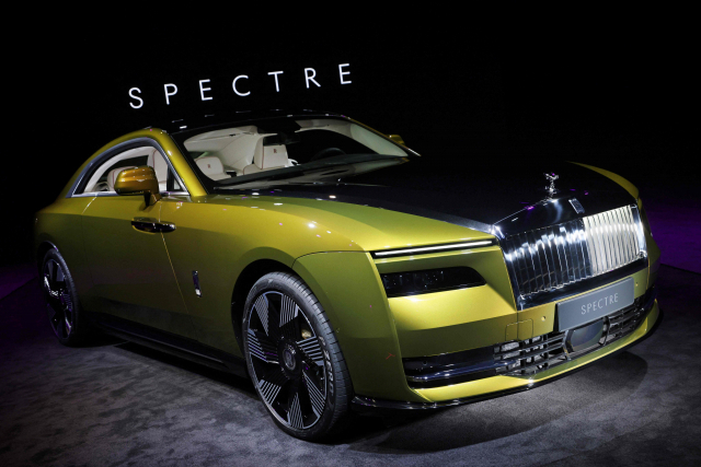 영국 최고급 자동차 브랜드 롤스로이스모터카가 브랜드 사상 첫 순수전기차인 ‘스펙터(Spectre)’를 전격 공개했다. AFP연합뉴스
