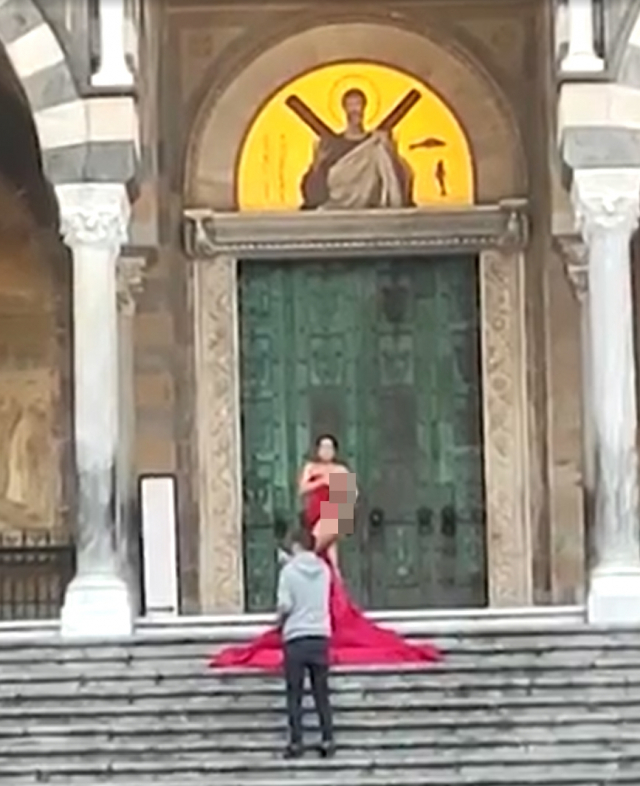 이탈리아 아말피 대성당 앞에서 한 관광객이 알몸으로 촬영하고 있다. Amalfinotizie 캡처