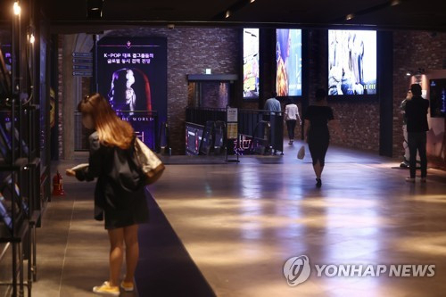 주말을 맞은 22일 한 관람객이 멀티플렉스 극장에서 영화를 예매하고 있다. /연합뉴스