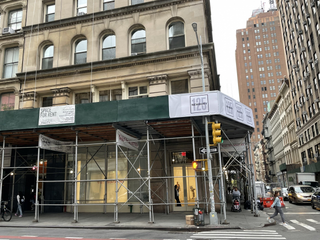 뉴욕 맨해튼 트라이베카와 차이나타운 경계에 페이스갤러리 설립자 어니 글림처가 자신의 첫 갤러리 주소의 이름을 딴 '125 뉴버리(Newbury)'라는 새 공간을 열었다. 연간 5회 정도 젊은 예술가의 실험적 전시를 열 계획이다.