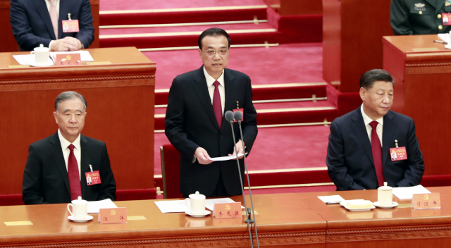 리커창(가운데) 중국 총리가 지난 16일 오전 중국 베이징 인민대회당에서 중국 공산당 제20차 전국대표대회 개막을 선언하고 있다. 연합뉴스