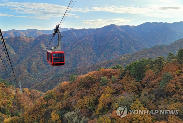 정상을 향해 올라가는 백암산 케이블카 /연합뉴스