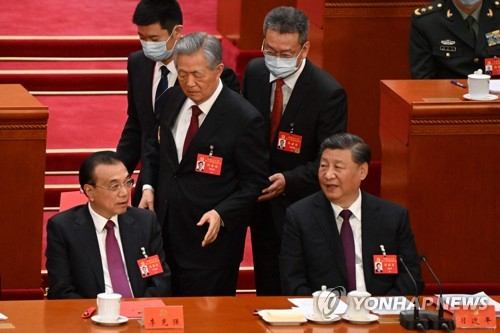 79세의 후진타오(왼쪽 세번째) 전 중국 국가주석이 22일 베이징 인민대회당에서 열린 공산당 20차 전국대표대회 폐막식 도중 퇴장하는 모습. 리커창 총리(왼쪽 첫번째)와 시진핑 주석(맨 오른쪽)의 모습이 보인다. AFP연합뉴스