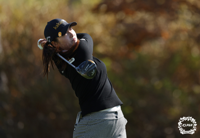 한진선이 22일 위믹스 챔피언십 2라운드 3번 홀에서 티샷을 하고 있다. 사진 제공=KLPGA