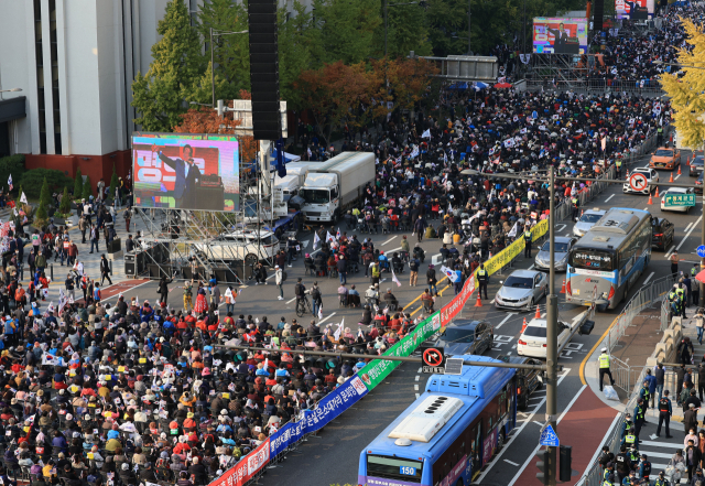 서울 도심 대규모 보수·진보 집회…몸싸움, 욕설 등 충돌도