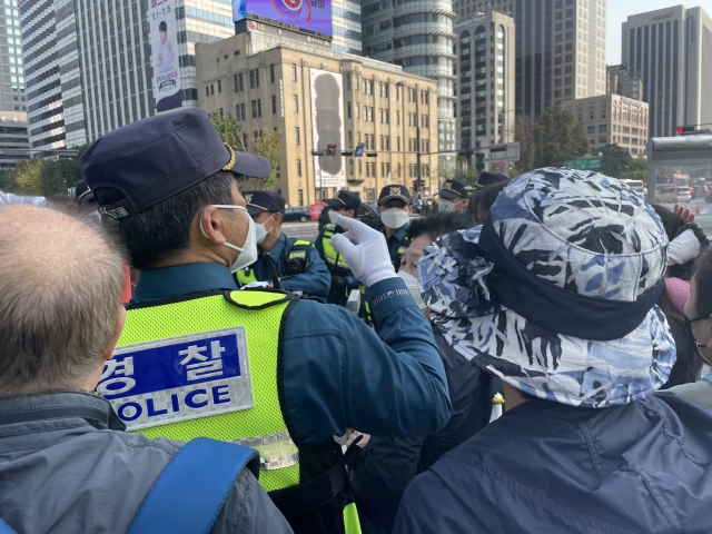 서울 도심 대규모 보수·진보 집회…몸싸움, 욕설 등 충돌도