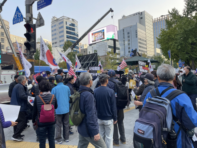 서울 태평로터리 횡단보도에서 22일 오후 자유통일당 집회 참가자들과 촛불전환행동 집회 참가자들이 마주쳐 물리적 충돌이 벌어지고 있다. 박신원 기자