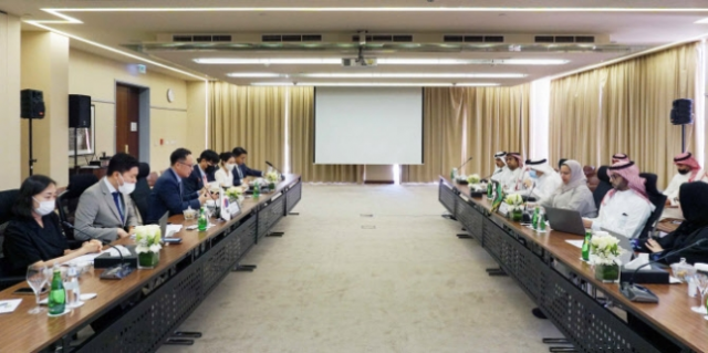 한국 정부 대표단이 6월 6일(현지 시간) 사우디아라비아 리야드에서 열린 한·걸프협력이사회(GCC) 자유무역협정(FTA) 제5차 공식 협상에 참석해 GCC 대표단과 협상하고 있다. 사진 제공=산업통상자원부