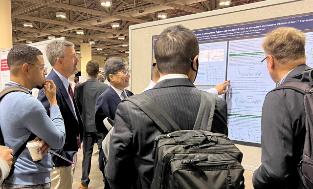 지난 9월 캐나다 토론토에서 열린 세계통증학회에서 정신(왼쪽 세번째) 올리패스 대표가 비마약성 진통제 OLP-1002에 대한 주요 전임상 효능 결과 및 호주 임상2a상 1 단계 오픈라벨 임상 결과를 포스터 발표하고 있다. 사진 제공=올리패스