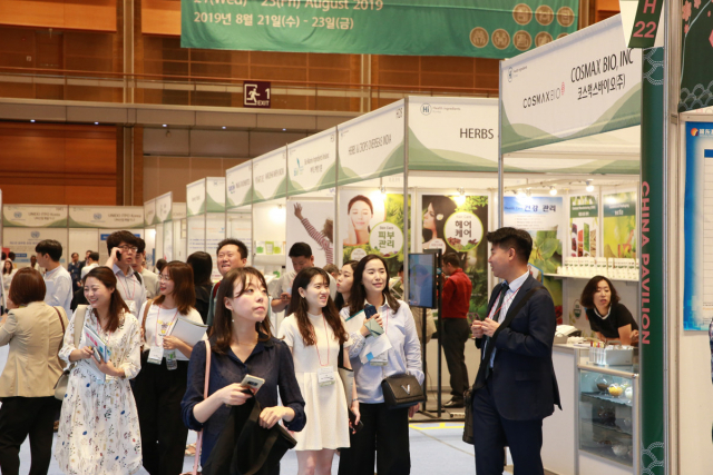 제약산업 관계자들이 지난해 10월 개최된 ‘CPhI Korea 2021’에서 부스를 둘러보고 있다. 사진 제공=CPhI Korea