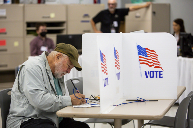 미국 중간선거 사전투표를 하는 유권자들. /AP 연합뉴스