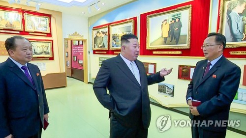 김정은 북한 국무위원장이 17일 노동당 중앙간부학교를 방문한 모습./연합뉴스