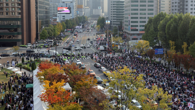 22일 서울 시청역 일대가 대규모 집회로 인해 교통 정체를 빚고 있다. / 연합뉴스