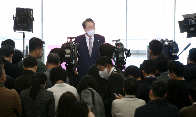 윤석열 대통령이 20일 오전 서울 용산 대통령실 청사로 출근, 취재진의 질문에 답하고 있다. 대통령실통신사진기자단