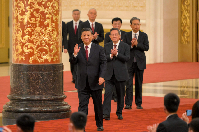 시진핑 중국 국가주석이 중국 공산당 신임 정치국 상무위원들과 함께 23일 베이징 인민대회당에 입장하고 있다. AFP연합