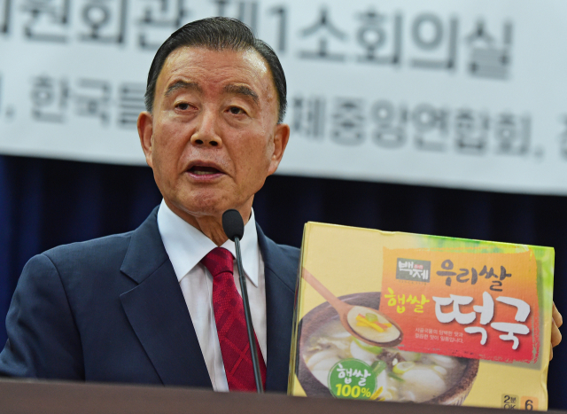 홍문표 국민의힘 의원이 12일 국회 의원회관에서 열린 대한민국 식량주권 쌀값 대책마련 정책토론회에서 개회사를 하고 있다. 권욱 기자