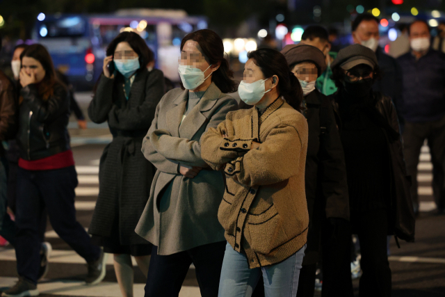 추운 날씨를 보인 18일 오후 서울 종로구 광화문사거리에서 두꺼운 외투를 입은 시민들이 발걸음을 재촉하고 있다. 연합뉴스